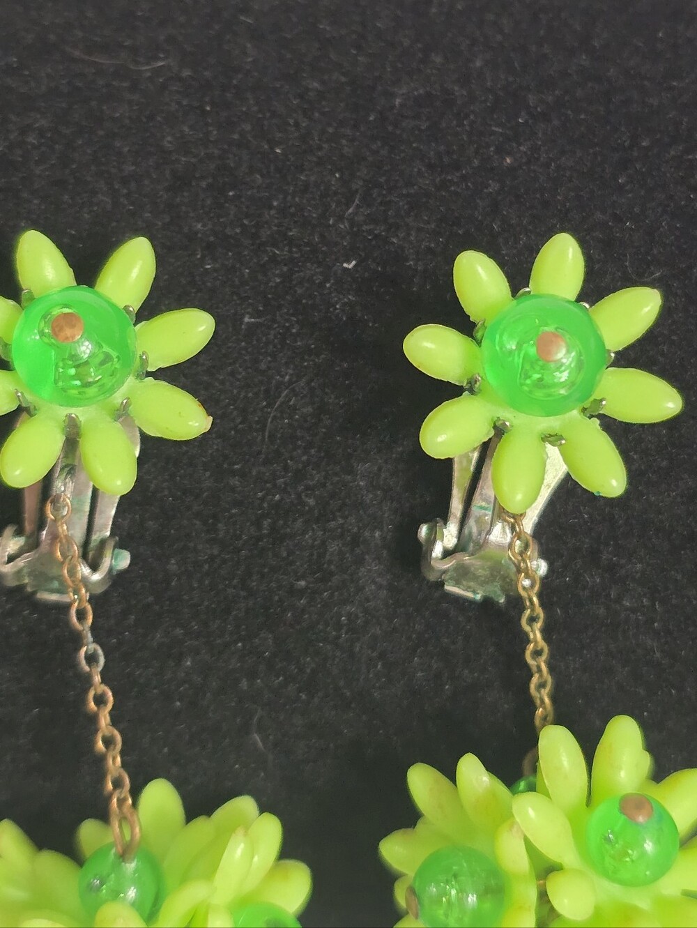 Vintage 60s Neon Green Floral Daisy Dangle Clip-On Kitschy Earrings - Picture 3 of 12